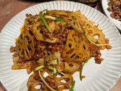 腌菜脆炒酸辣莲藕片-浩海火燒雲傣家菜(芮欧百货店)