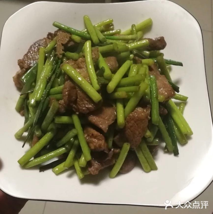 蒜苔炒肉是我的最喜欢的，简单快手而且好吃，懒人必备的菜品，