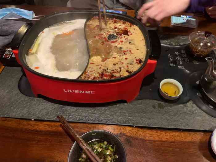 江湖堂酒肆(恒大绿洲店)-"[薄荷]环境:古风装修,座椅都是木质加.