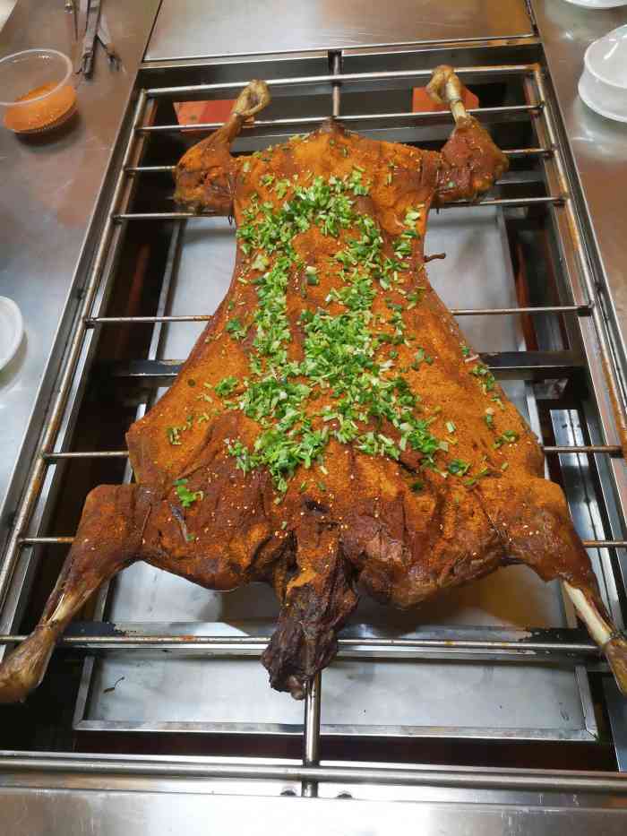 羊东家烤全羊(光谷天地店)-"有个很大的停车场,虽然地方有点偏,但是开