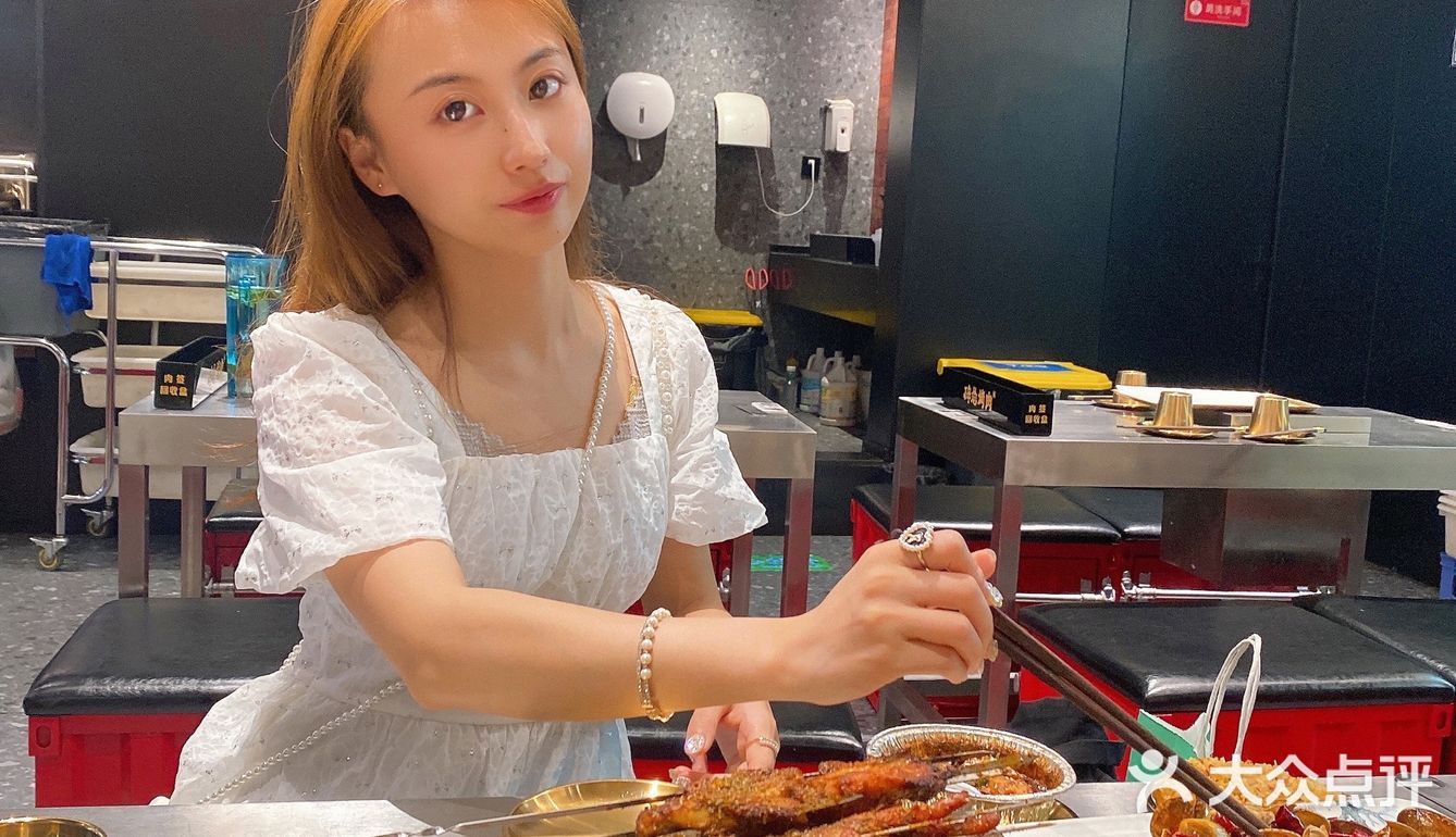 推荐点这个油饼,上面的蘸料不要太好吃
