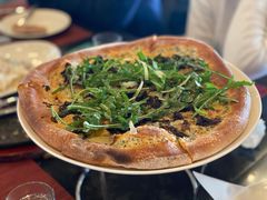 香烤菌菇比萨配芝麻叶-WOLFGANG PUCK KITCHEN & BAR(迪士尼小镇店)