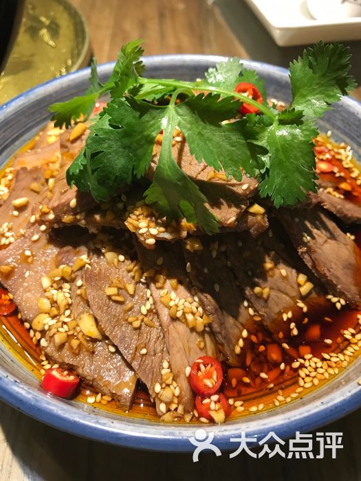 捞汁牛肉 酱汁很地道,辣椒的香味散发出来了,看着红色逼人,但是只有