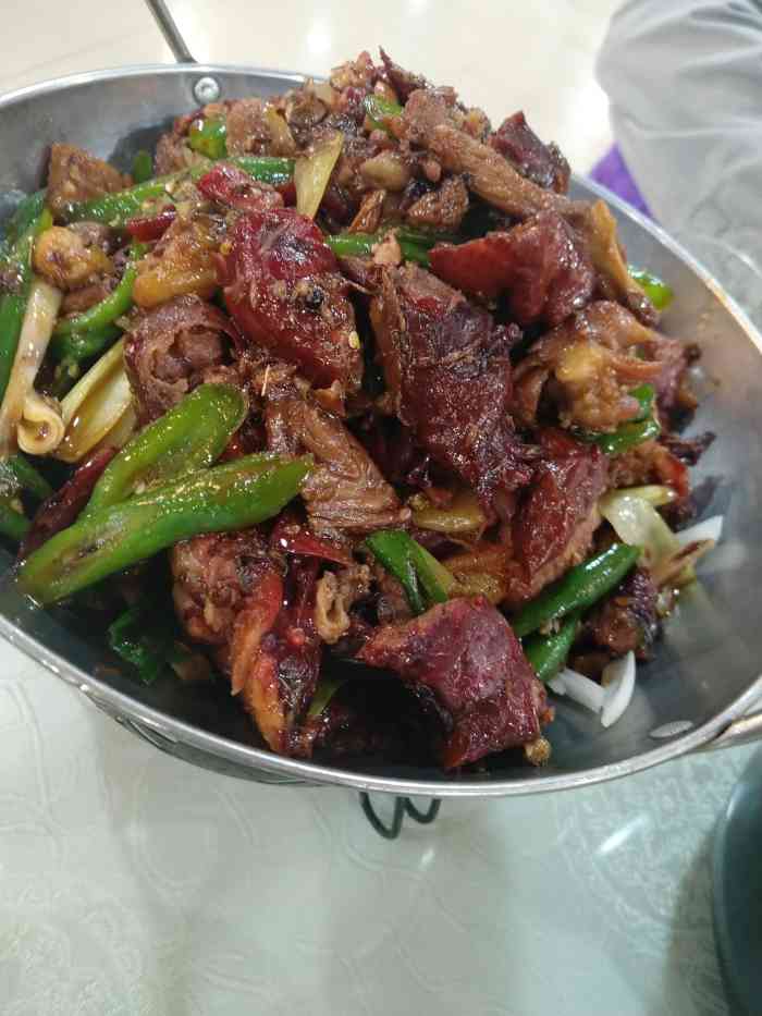 直接在座位自助点餐 菜量很大 干净又卫生 话说土匪鸡和小炒黄牛肉都