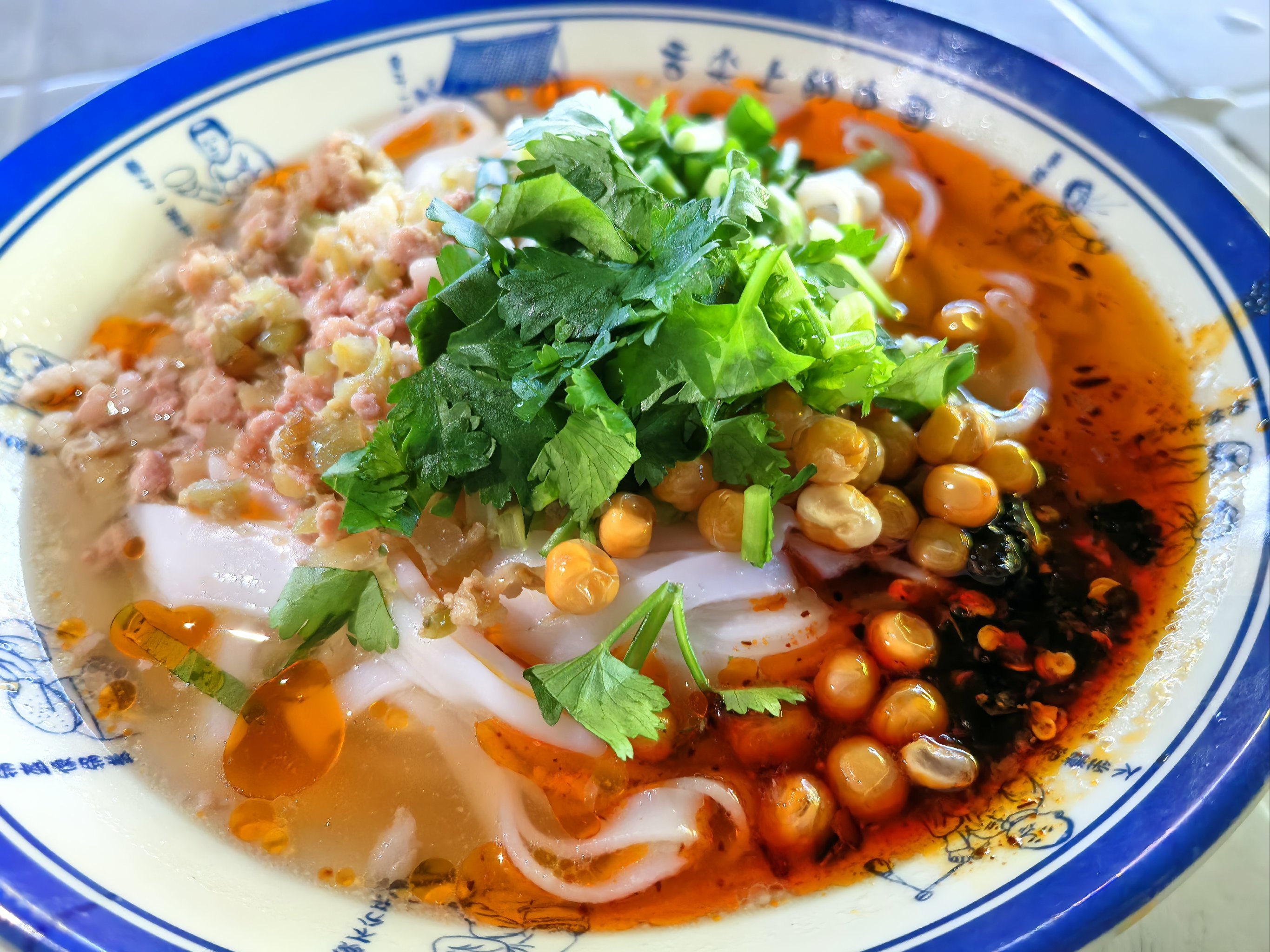 离家很近的一家贵州米粉店,店面不大,位置