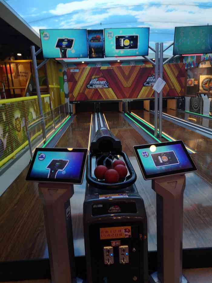 有家庭的保龄球,射箭,还有tv以及各种游乐设施都很齐全,儿童成人可以
