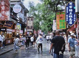 西安最热闹的地方就在回坊风情街，即鼓楼北边