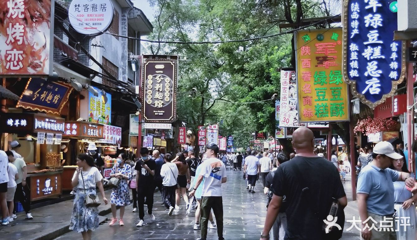 热闹的回坊风情街