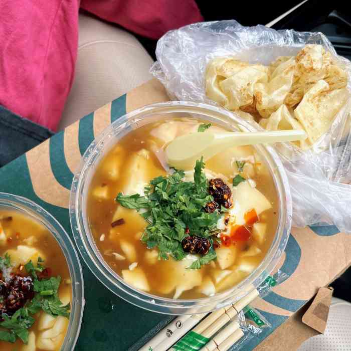 筋饼豆腐脑一绝-"到底是谁发明了筋饼泡豆腐脑的吃法的,味道.