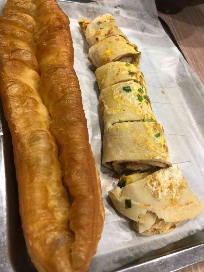 沪阿婆夜市大饼油条-"夜市大饼油条在华江路43号,这几个招牌字.