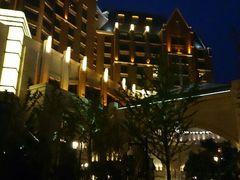 门口夜景-天津京基皇冠假日酒店