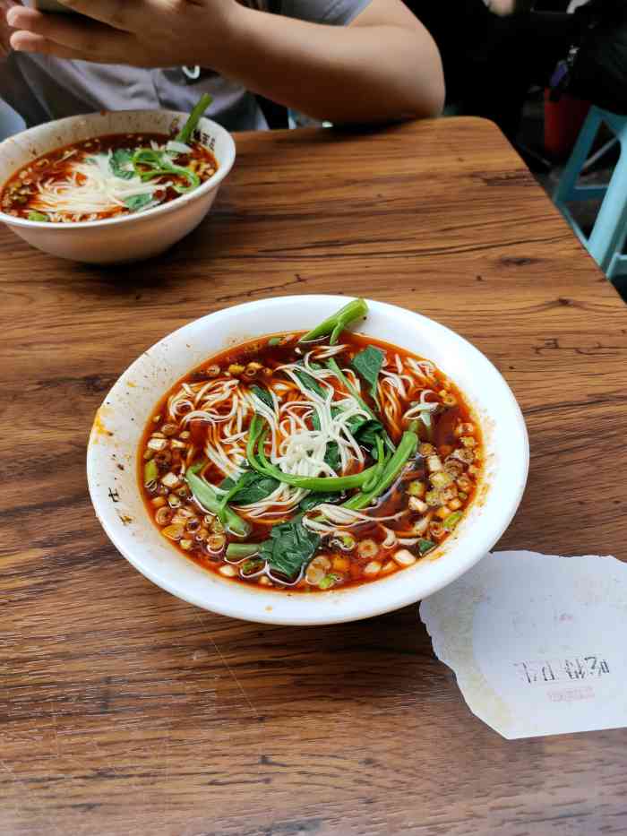 高胖妹面庄(两路口总店)-"小面味道不错 不算辣 偏麻 川妹子民风彪.