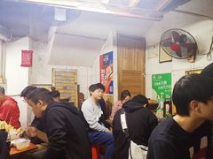 等位区-威邵鸡煲(西华路总店)