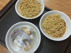 -松树干拌面店