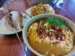 -亮亮面馆(经六路店)