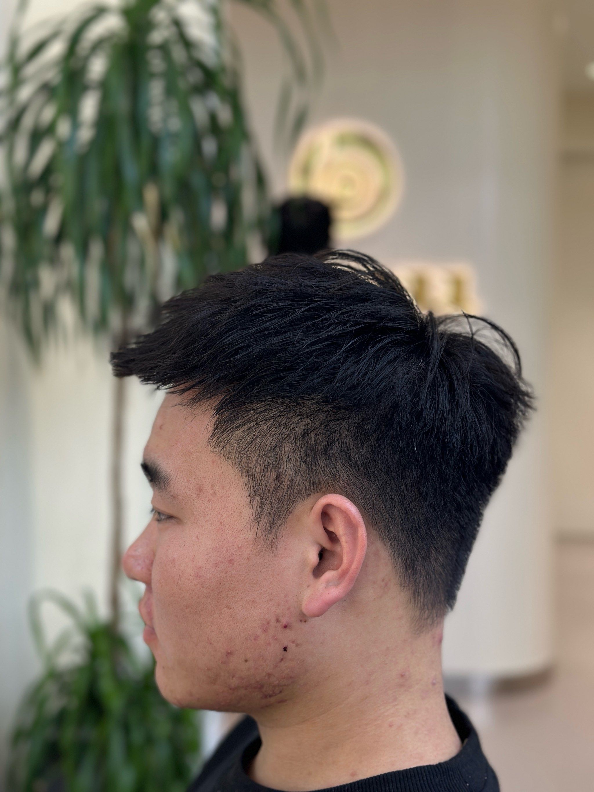 男士前刺清爽发型
