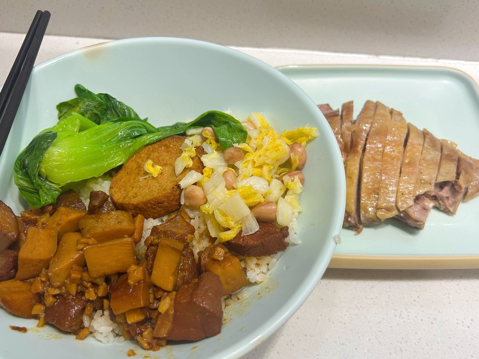 油亮亮的卤肉饭,真满足