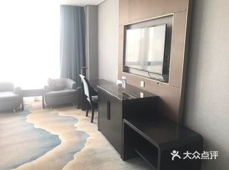 有住宿、有餐厅、有会议室。有两栋楼，房间很多