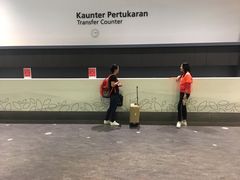 超高的柜台，不靠近伸头看不见人-吉隆坡国际机场