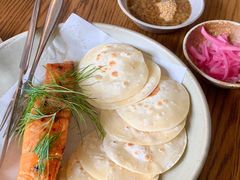 烟熏三文鱼配烤饺子皮和芥末籽酱-BOR Eatery(安福路店)