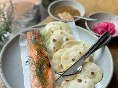 烟熏三文鱼配烤饺子皮和芥末籽酱-BOR Eatery(安福路店)