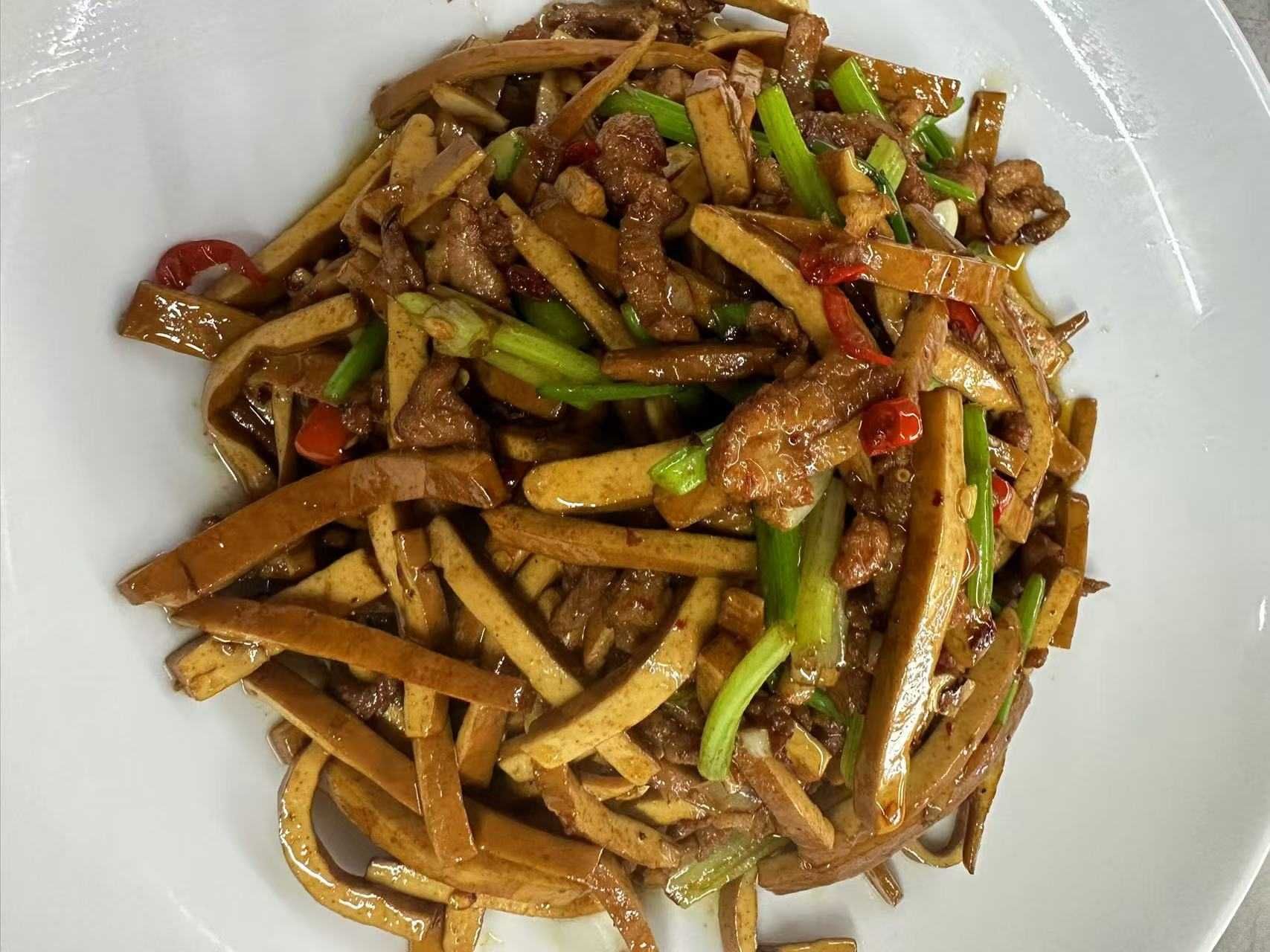 家常香干炒肉丝来一份,配米饭不错!