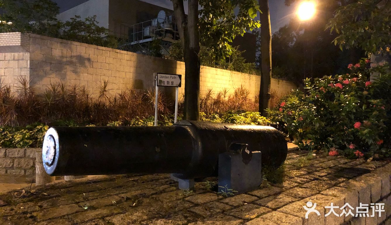 夜晚这里也是特别安静，在这里跑跑步或者走走