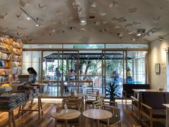大堂-猫的天空之城概念书店(束河店)