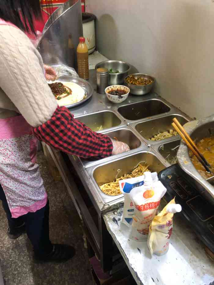 门头不太显眼 凉面个人感觉一般般吧 有机会路过会试试他家烙馍卷菜