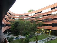 从209客房阳台俯瞰中央庭院-上海衡山路十二号华邑酒店