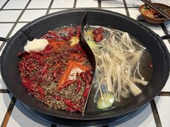 红油菌汤鸳鸯锅-贰回巷火锅馆(钟楼店)