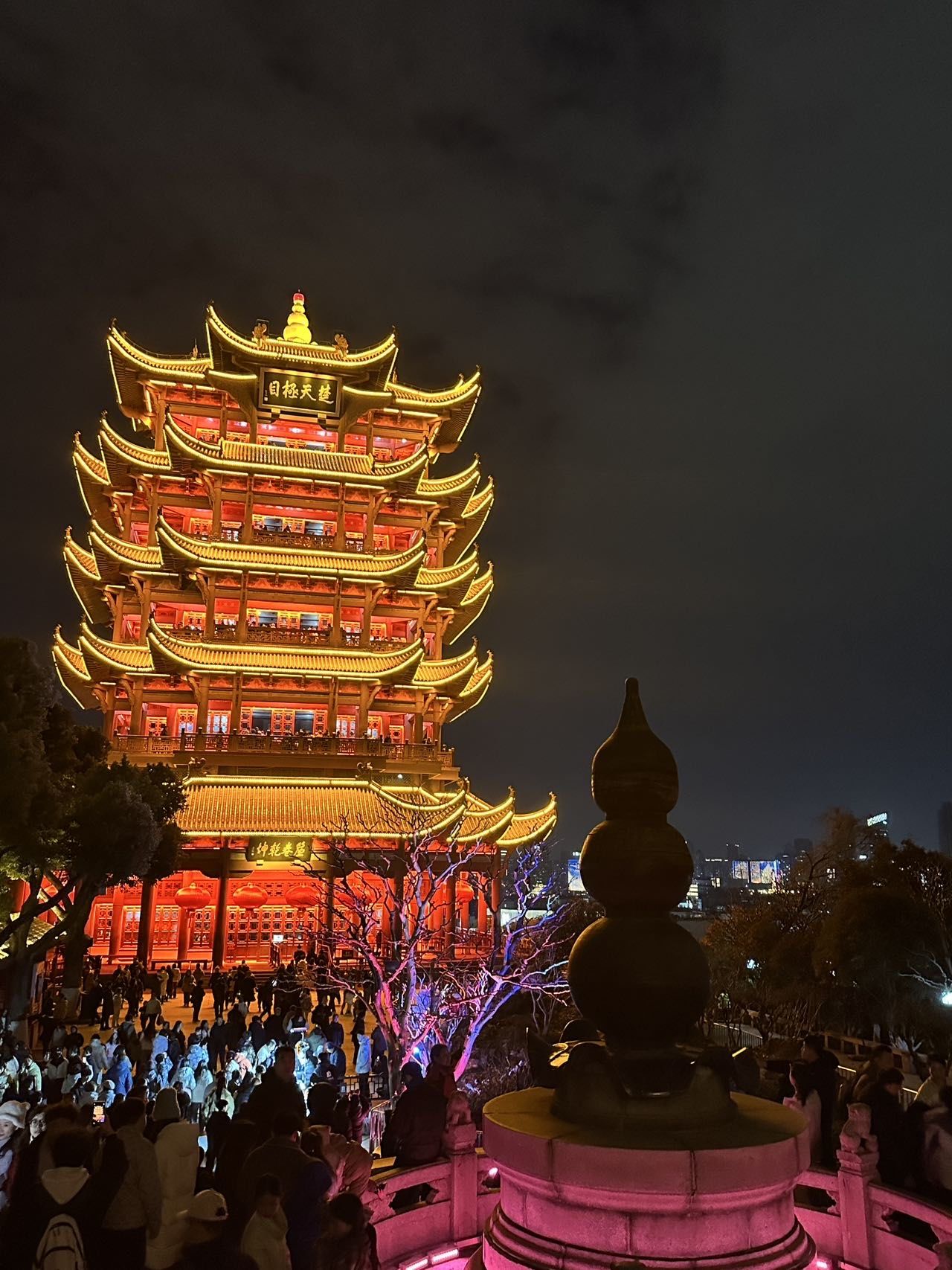 跟随人流爬上黄鹤楼欣赏武昌的夜景别有一番风味
#夜上黄鹤