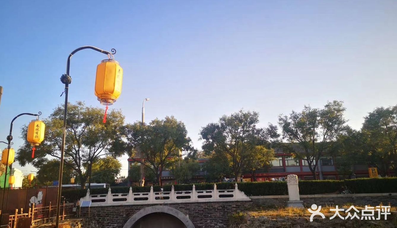 “春风不识字，何故乱翻书？”