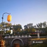 “春风不识字，何故乱翻书？”