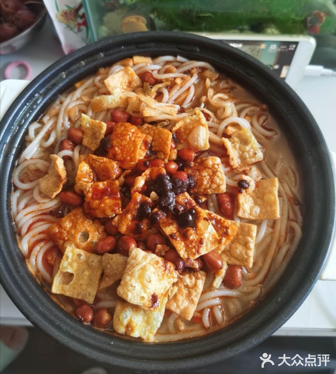 第一次吧粉煮开，第二次吧汤料煮开与粉同煮入味儿