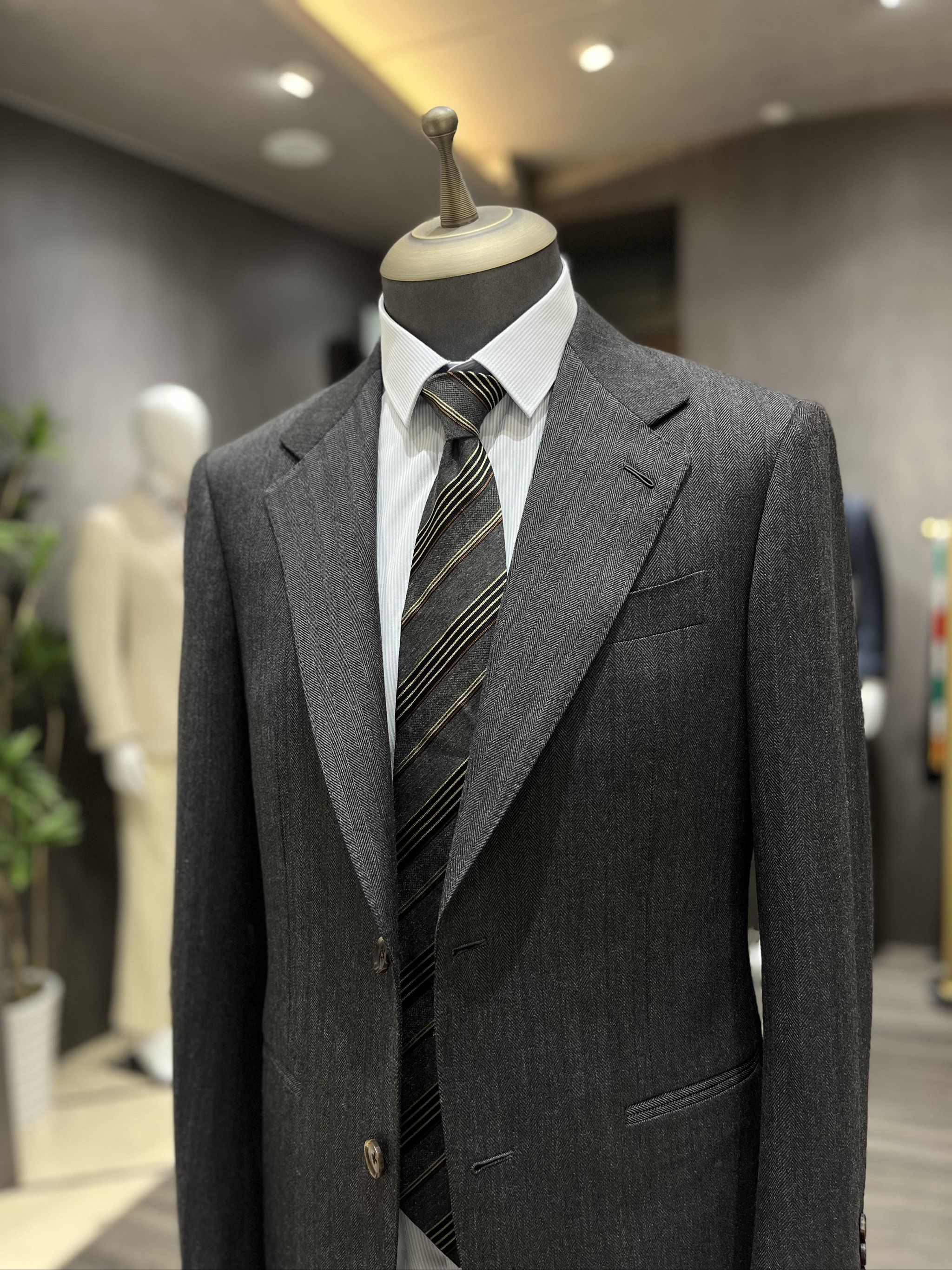 男士身着西装,尽显专业与自信.简洁利落的