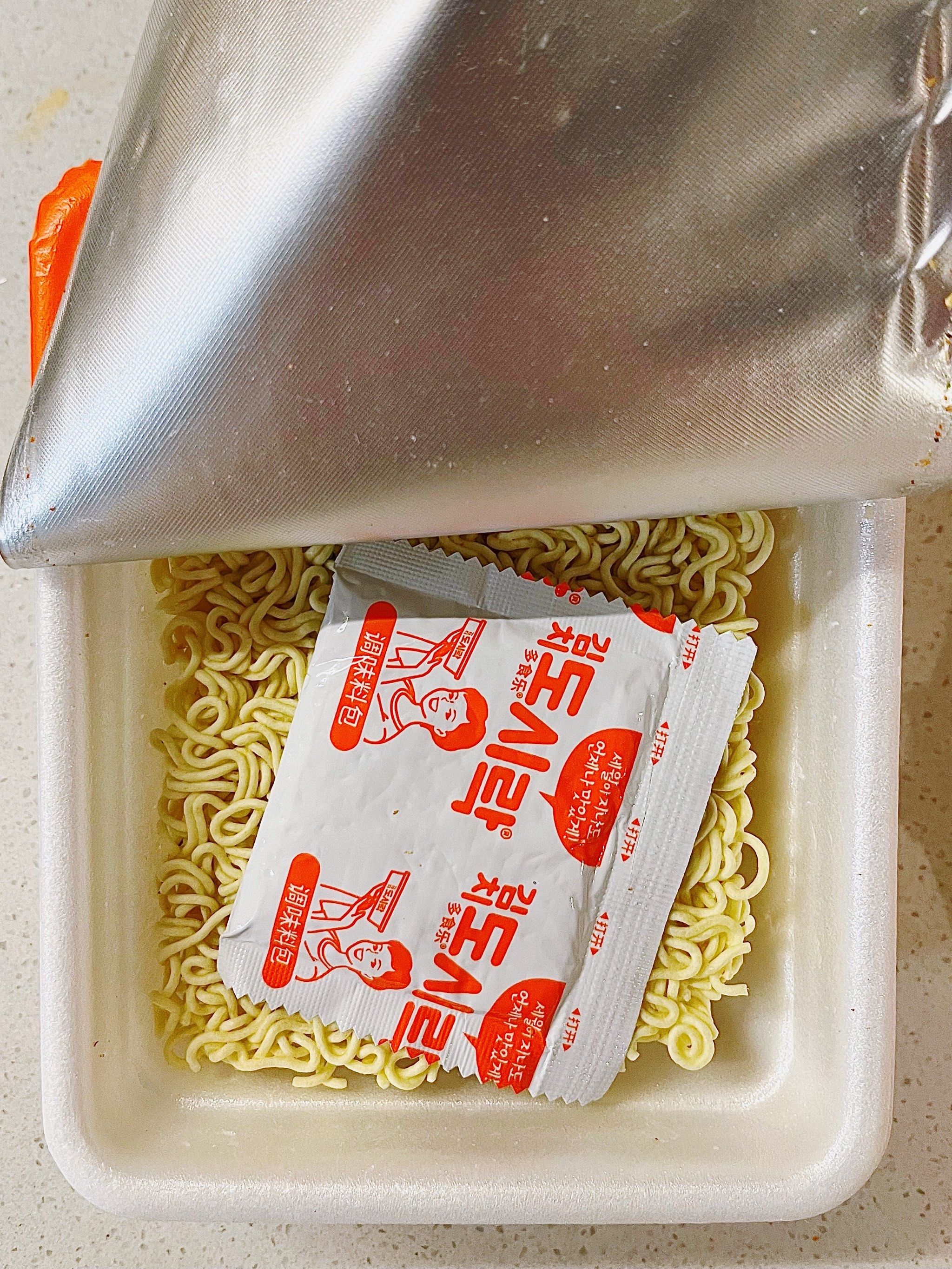 n
✨paldo 泡菜泡面:长方形盒装,里面只有一个粉包,其实方便面