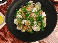温热海鲜沙拉配牛油果-Mercato莫卡多露台餐厅与酒吧(K11店)