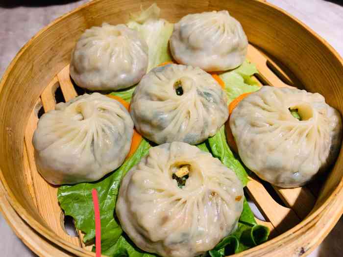 打分 菜不算贵,分量合适,包子好吃,整体不错,偶尔团建聚会可以来一下.