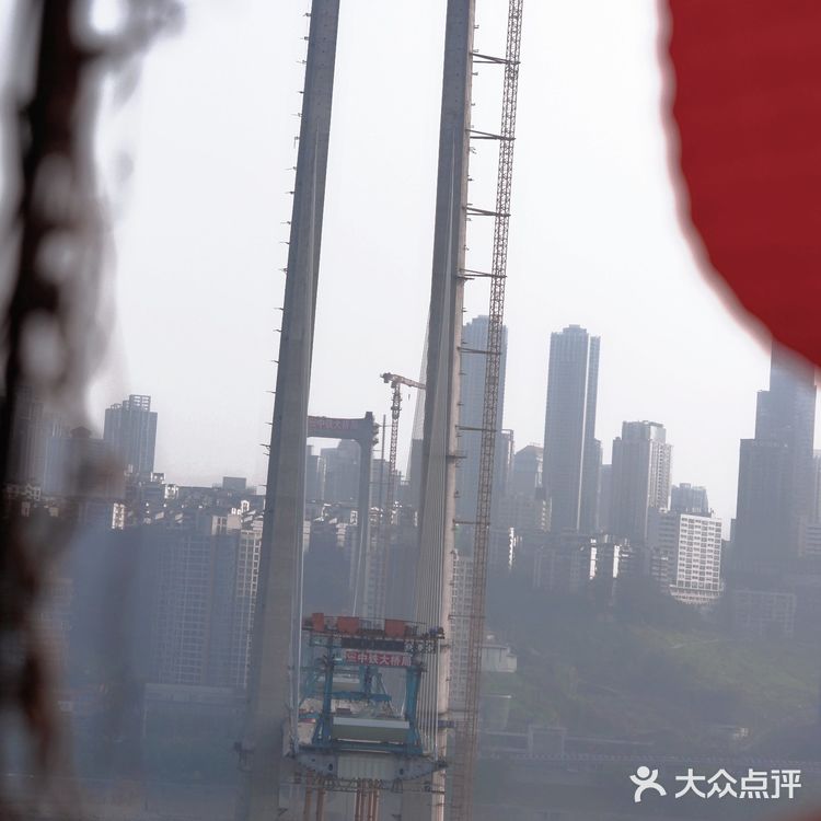 游人如织山城巷