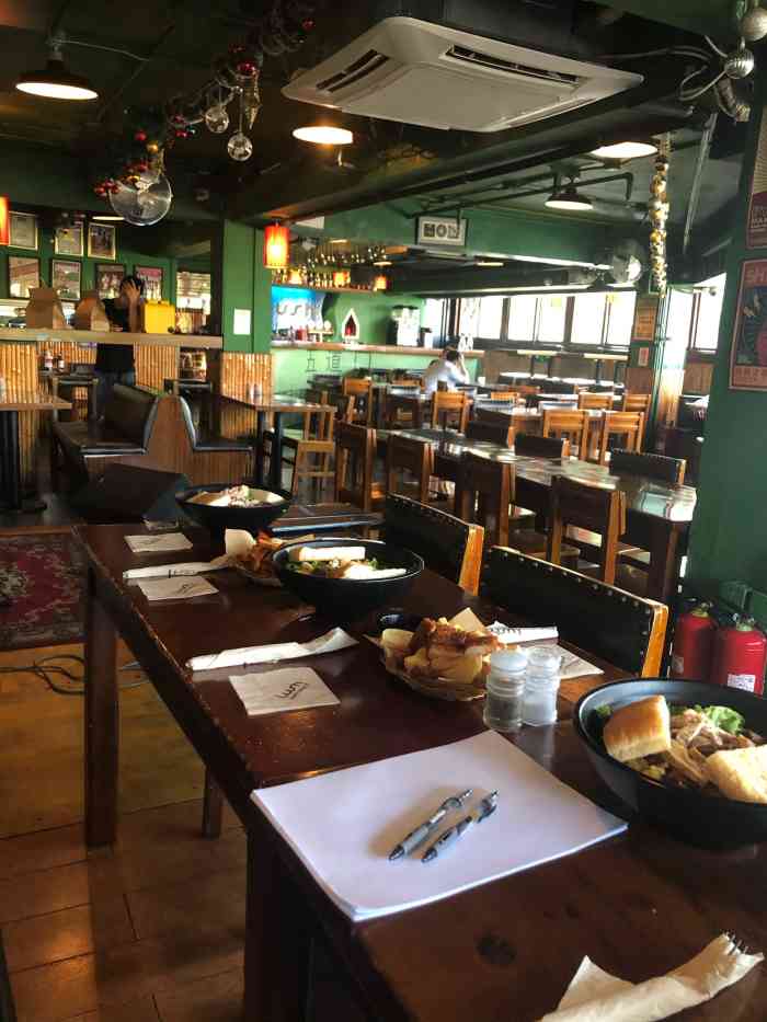 聚餐来lush, 据说是存在五道口很久的小酒吧了,地点不太好找,在街角二