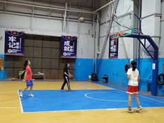 -顶峰篮球俱乐部(南头店)