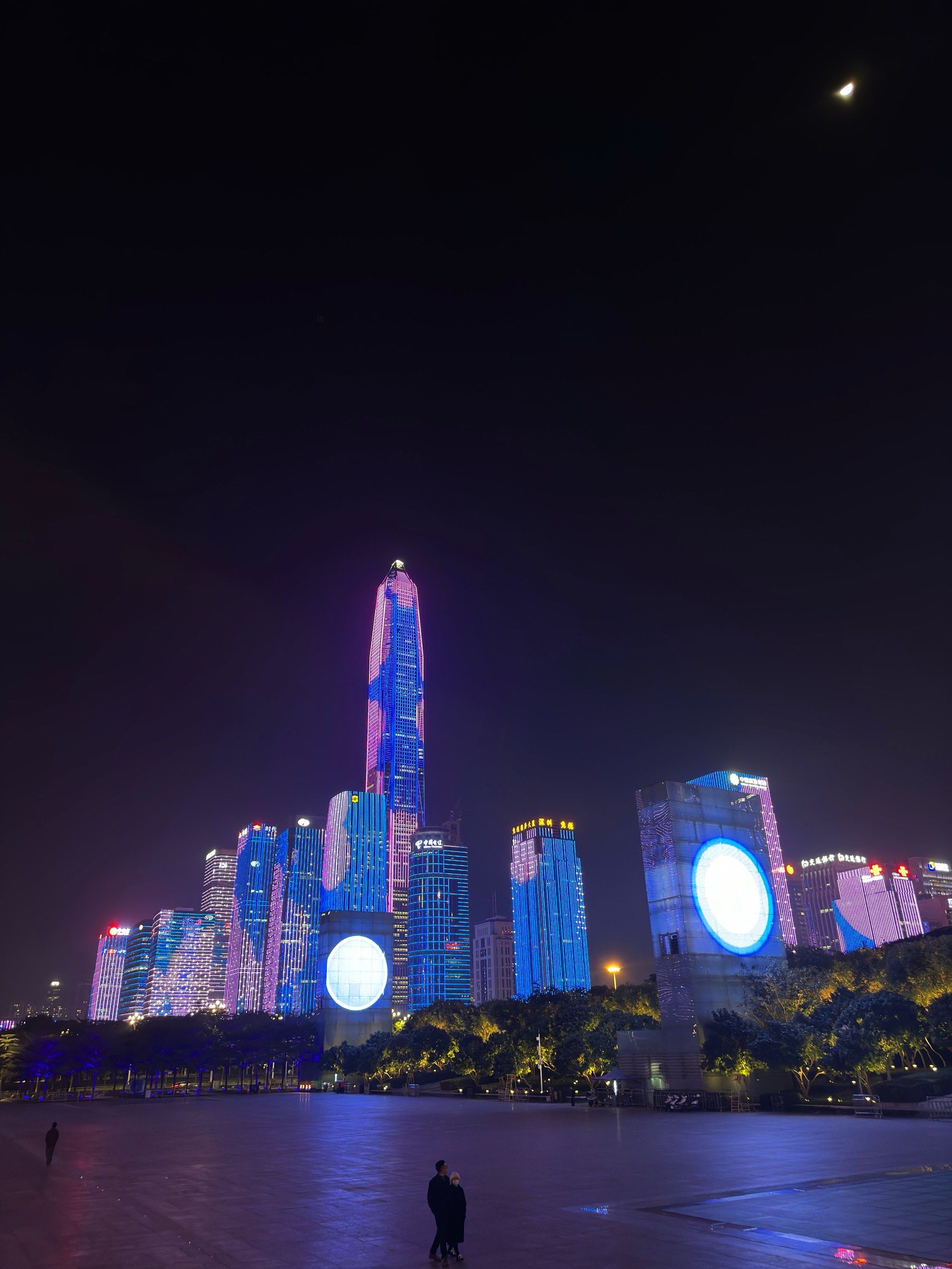 天天领红包深圳市民中心灯光秀,光影交错映夜空,现代科技展辉煌,深 
