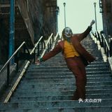 推荐电影《小丑》。或许我们每个人都是小丑而不自知