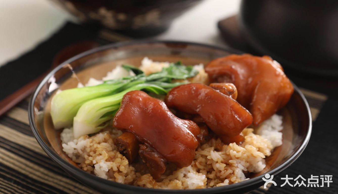 油亮亮的卤肉饭，真满足