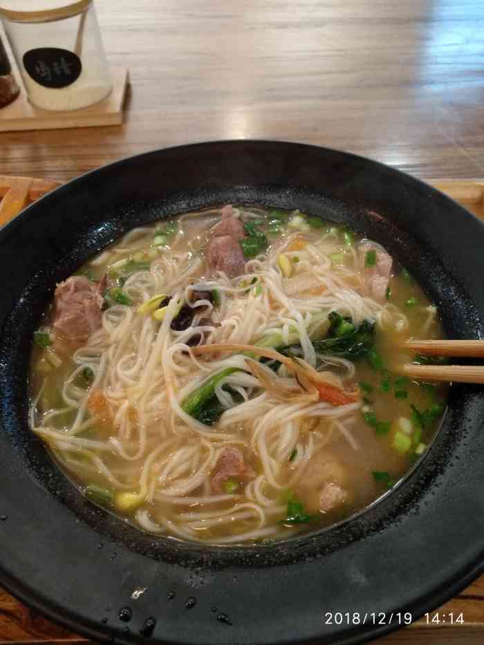 打分 我以为是卖卤鹅的,进去才知道是卖米线的,结果吃了一碗鹅肉米线.