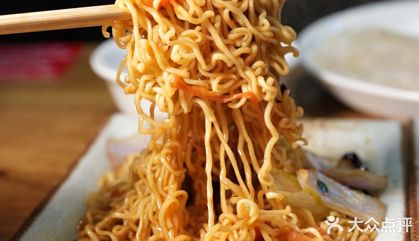 这家东北烧烤店真的太正宗,人气好高