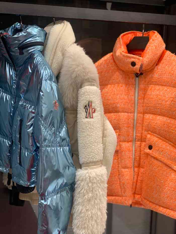 moncler(三里屯店)-"有一种冷叫你需要一件加拿大鹅从六月就开.