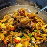 鲁大侠Ⅱ满满霓虹灯-味道超香的铁锅肥肠