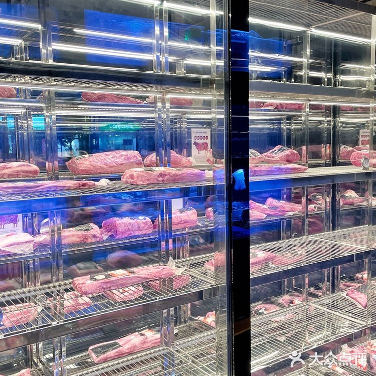 黑牛先生家的黑毛和牛都是自有牧场，中国人自有的黑毛和牛